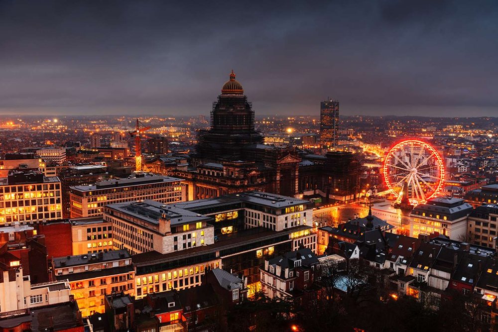 Vue de nuit sur Bruxelles avec la grande roue illuminée