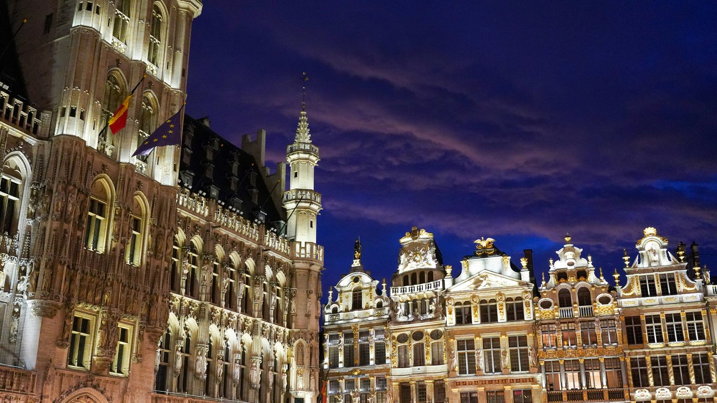 La Grand-Place de Bruxelles illuminée au crépuscule